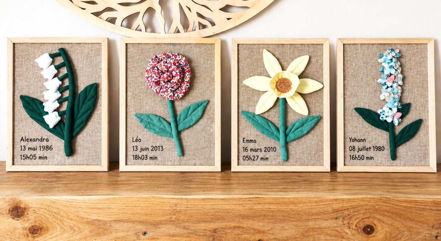 Quatre fleurs de naissance en tissu personnalisées, exposées sous un arbre de vie en bois, création Shamaleann
