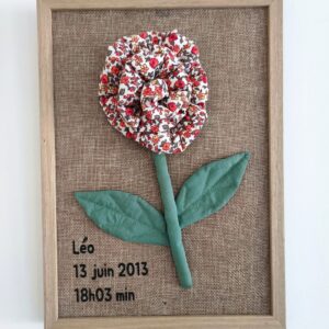 Rose en tissu rouge a motif et vert en cadre A4, fleur de naissance du mois de juin