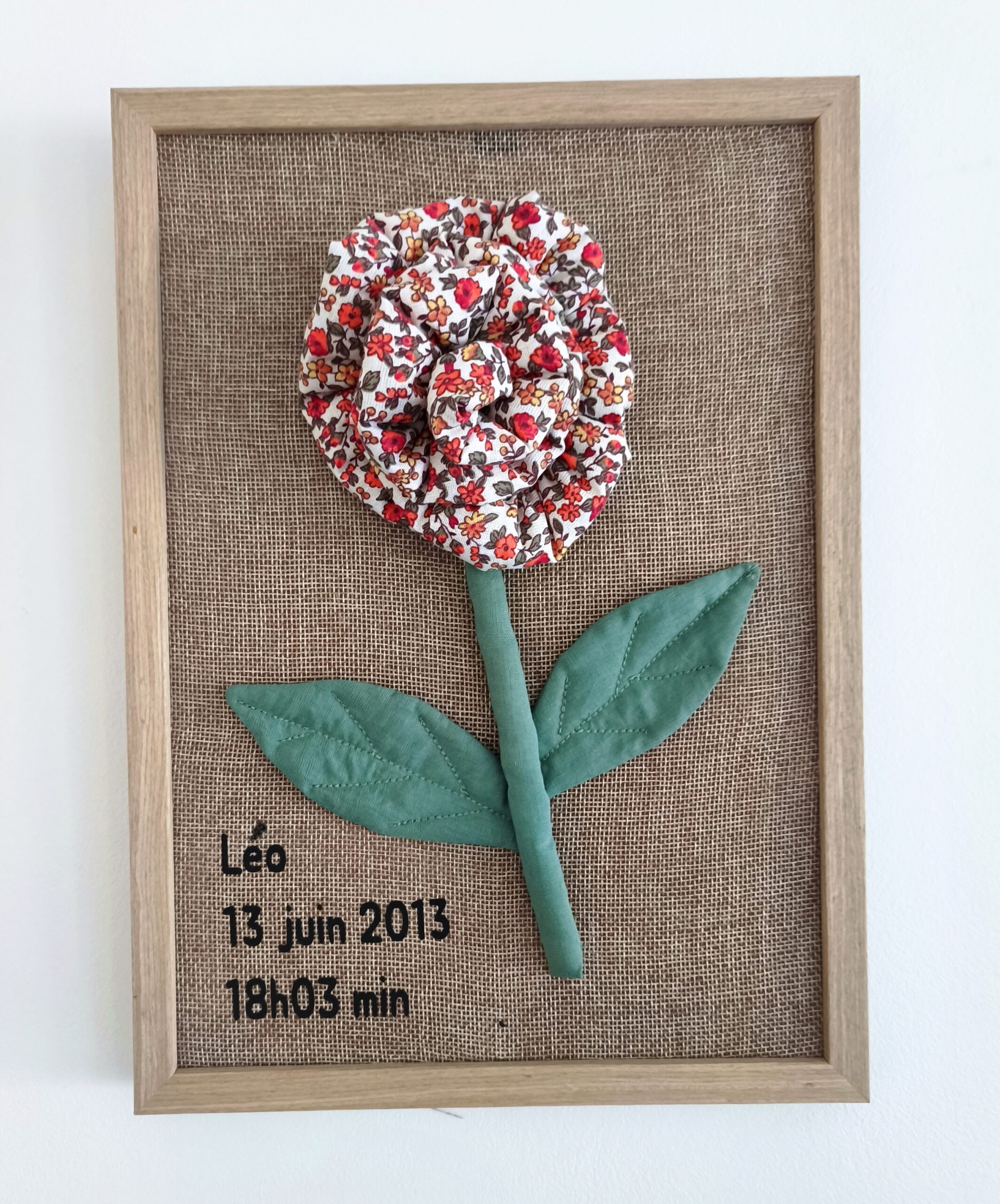 Rose en tissu rouge a motif et vert en cadre A4, fleur de naissance du mois de juin