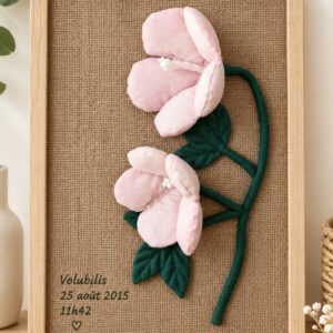 Volubilis en tissu aux pétales roses et tige verte, fleur de naissance de septembre en cadre A4, avec prénom et date floquer