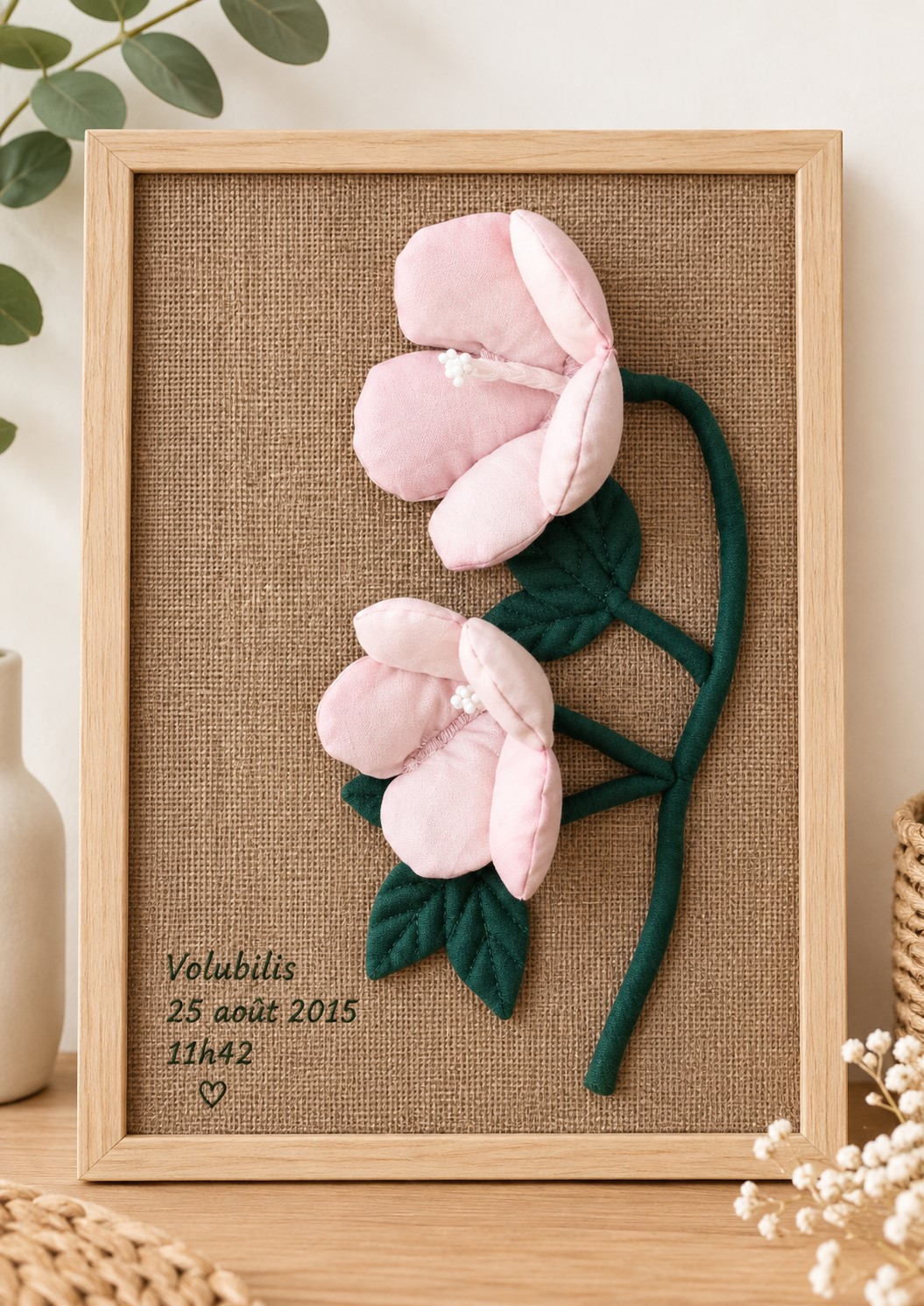 Volubilis en tissu aux pétales roses et tige verte, fleur de naissance de septembre en cadre A4, avec prénom et date floquer